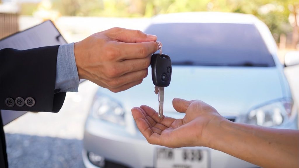 Serah terima kunci mobil bekas antara penjual dan pembeli