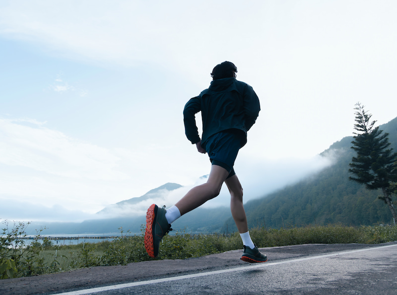 Aktivitas olahraga ringan saat bulan Ramadan dengan latar belakang gaya hidup sehat.