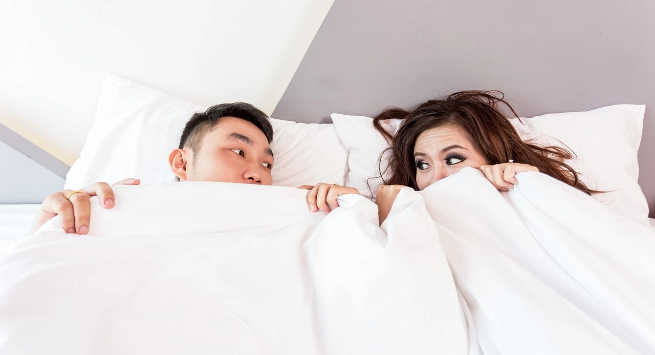 Cara agar cepat tidur - couple in bed tips tidur nyenyak