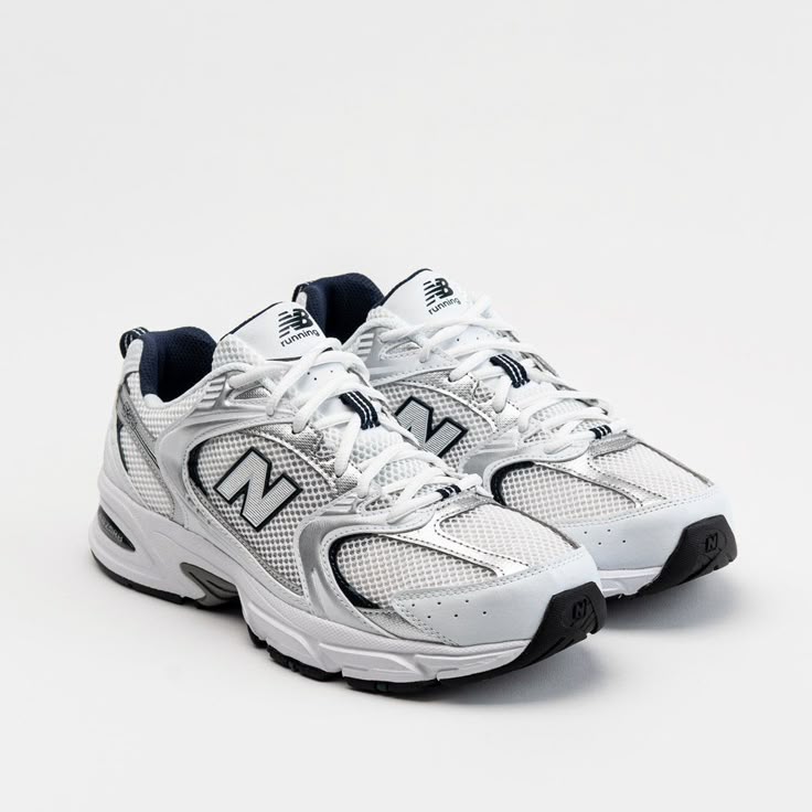Sepasan sepatu New Balance berwarna dominan putih dengan hiasan garis hitam