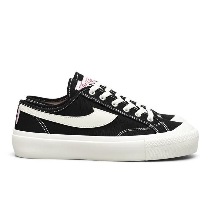 Sepatu compass gazelle dari sisi samping, berwarna hitam dengan garis putih di tengah