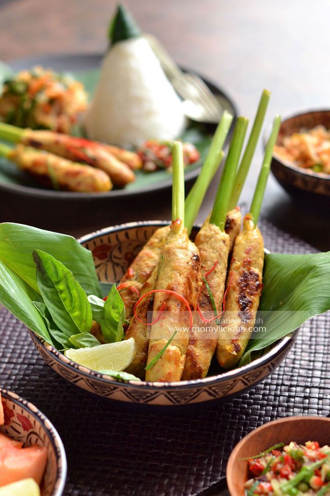 Hidangan khas bali berupa nasi campur dilengkapi dengan lauk pauk lainnya yang terfokus pada menu sate lilit yang dililit pada batang sereh dan terdapat lalapan berupa daun kemangi dan jeruk nipis di ujung piring