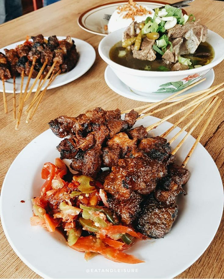 Meja di suatu rumah makan yang menampilkan masakan Sate Maranggi, Sop Iga, dan juga Nasi panas. Pada piring Sate Maranggi terlihat tumpukan-tumpukan sate beserta sambal dengan potongan cabe segar diujung piring