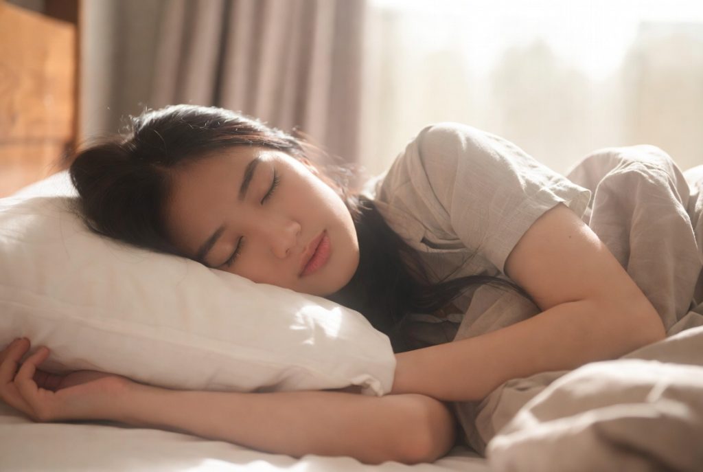 gambar wanita tidur dengan nyaman dan tenang