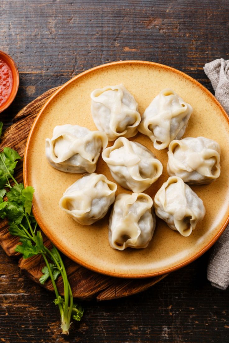Dimsum ala kyrgyzstan yang disajikan di atas piring