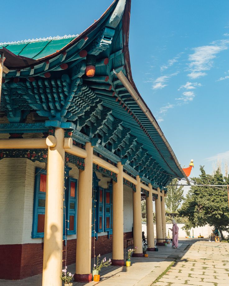 Masjid Dungan. Masjid berwujud pagoda dengan atap berwarna biru dan tiang yang terbuat dari kayu