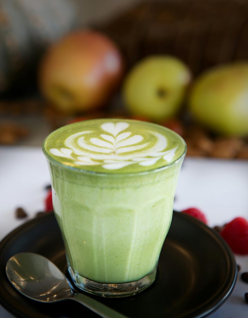 Matcha latte dengan latte art