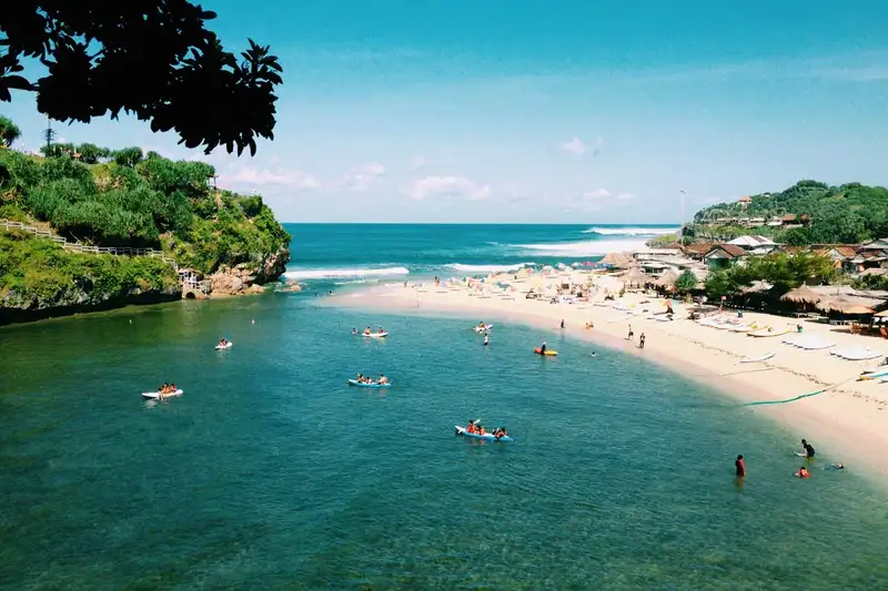 pantai drini dari tengah