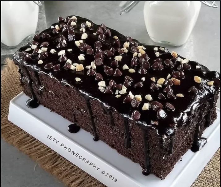 Kue Cokelat Moist Baru Matang dengan coklat lumer