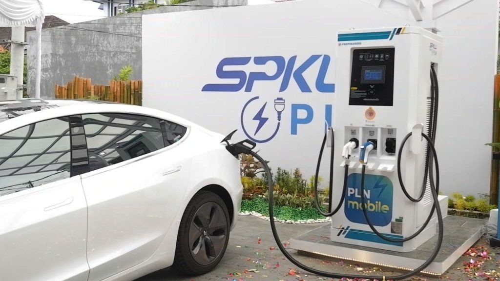Proses charging baterai mobil listrik di Stasiun Pengisian Kendaraan Listrik Umum (SPKLU)
