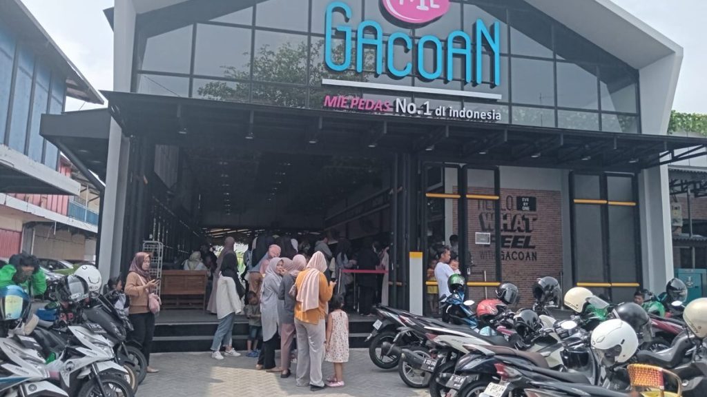 Antrean panjang pelanggan di gerai Mie Gacoan tahun 2026