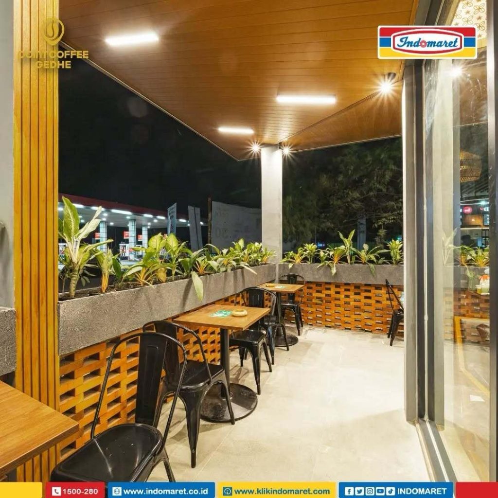 Suasana Indomaret Point yang nyaman untuk nongkrong
