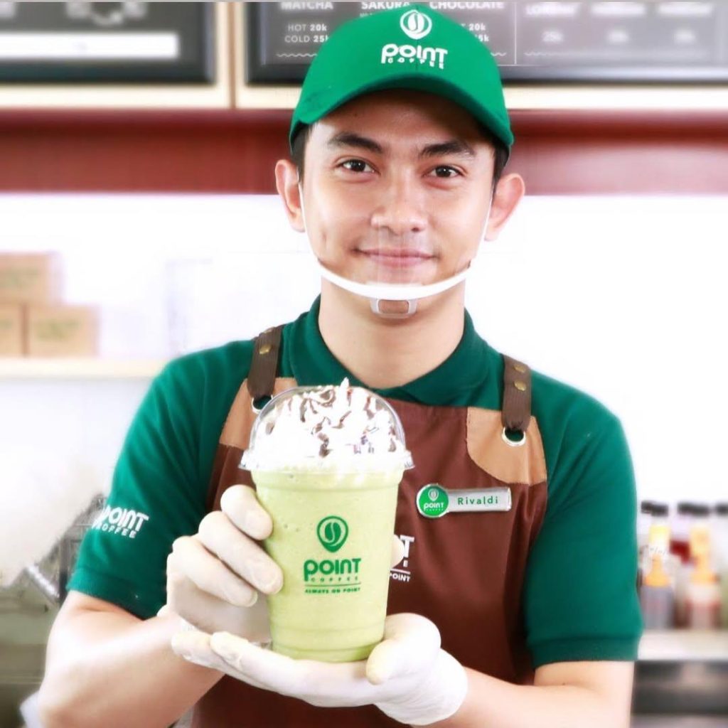 Barista sedang menyajikan kopi di Indomaret Point