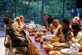 Aktivitas kulineran seru mencoba makanan lokal hidden gem yang aesthetic