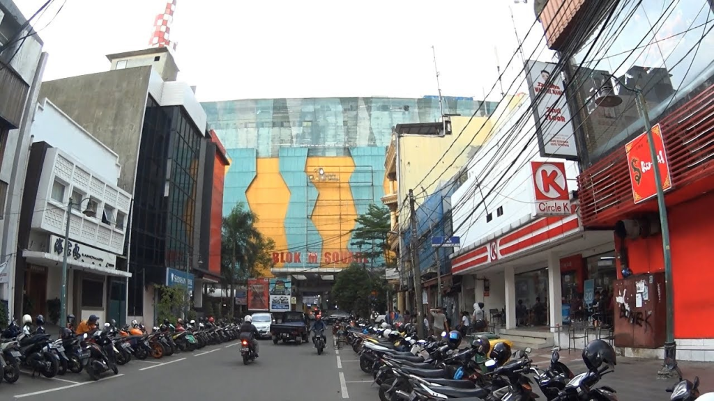 Cabang Melawai dekat dengan Blok M Square