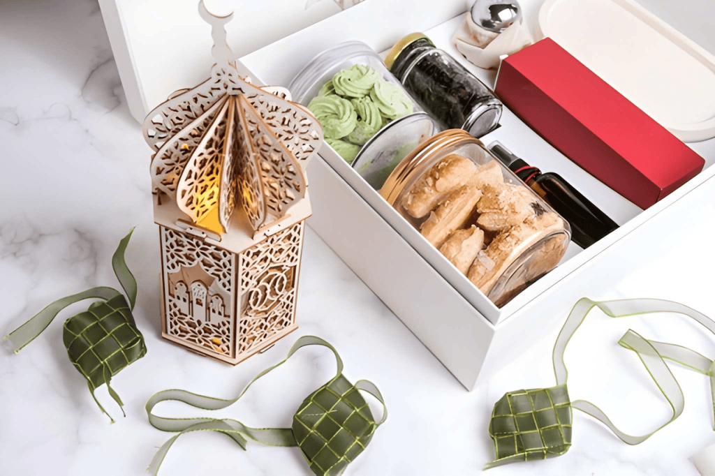Foto Hampers Lebaran berisi kue kering, parfum dan hiasan cantik