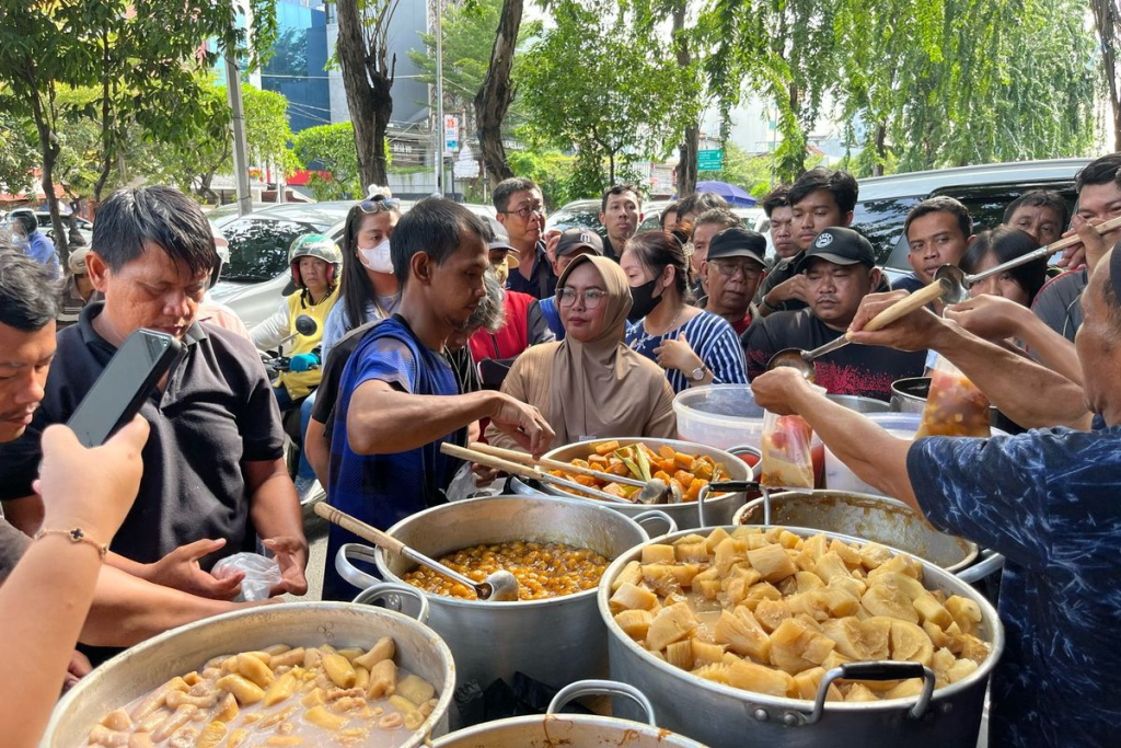 Fenomena War Takjil menjelang berbuka puasa