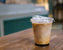 Es kopi susu dalam cup Lawson Indonesia yang autentik