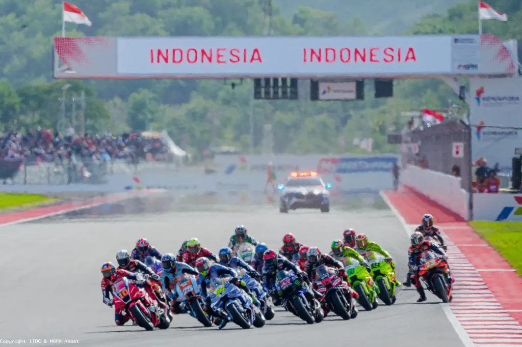 Pemandangan aksi balapan di Sirkuit Internasional Mandalika saat ajang MotoGP.
