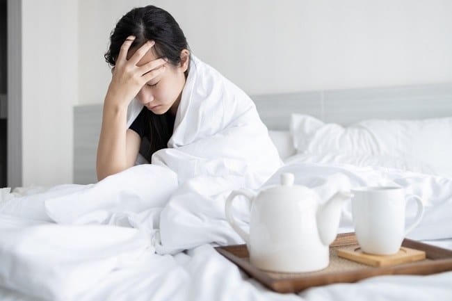 wanita pegang kepala karna pusing 