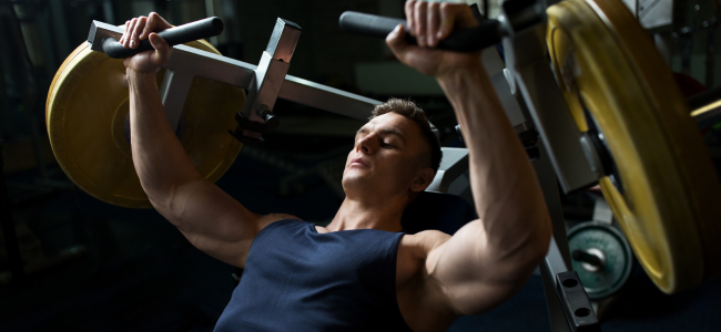 orang latihan chest di gym