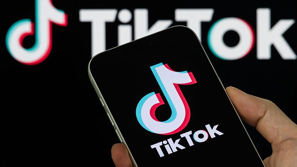 Seseorang mengoperasikan aplikasi TikTok di HP sebagai bagian dari optimasi kata kunci dan cara FYP di TikTok tahun 2026