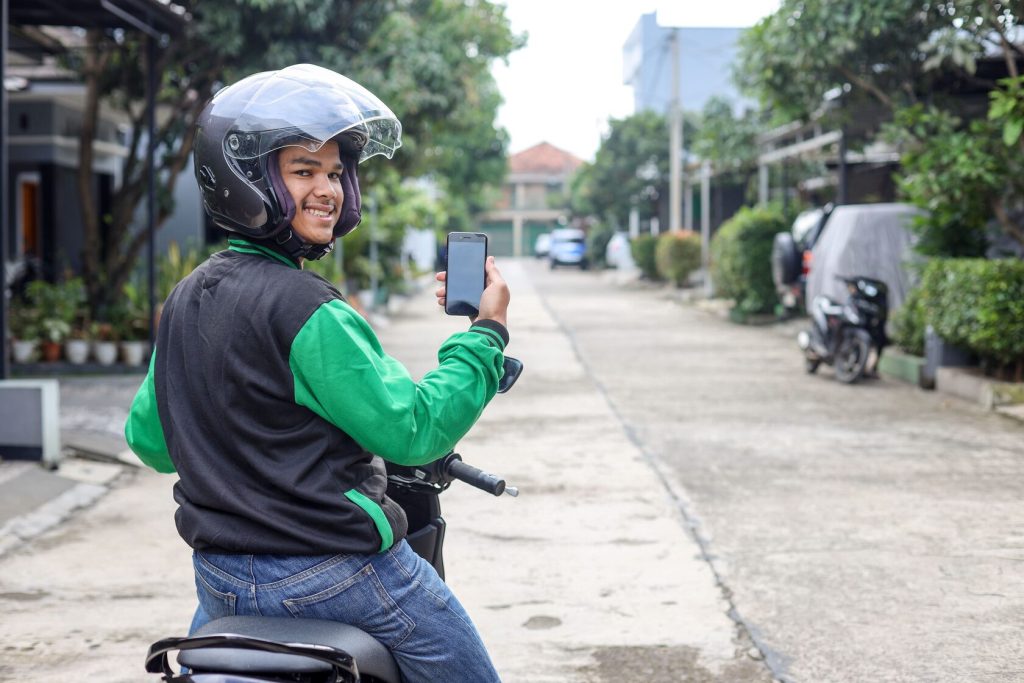 Driver Grab sedang bersiap melayani penumpang dengan kendaraan yang layak jalan