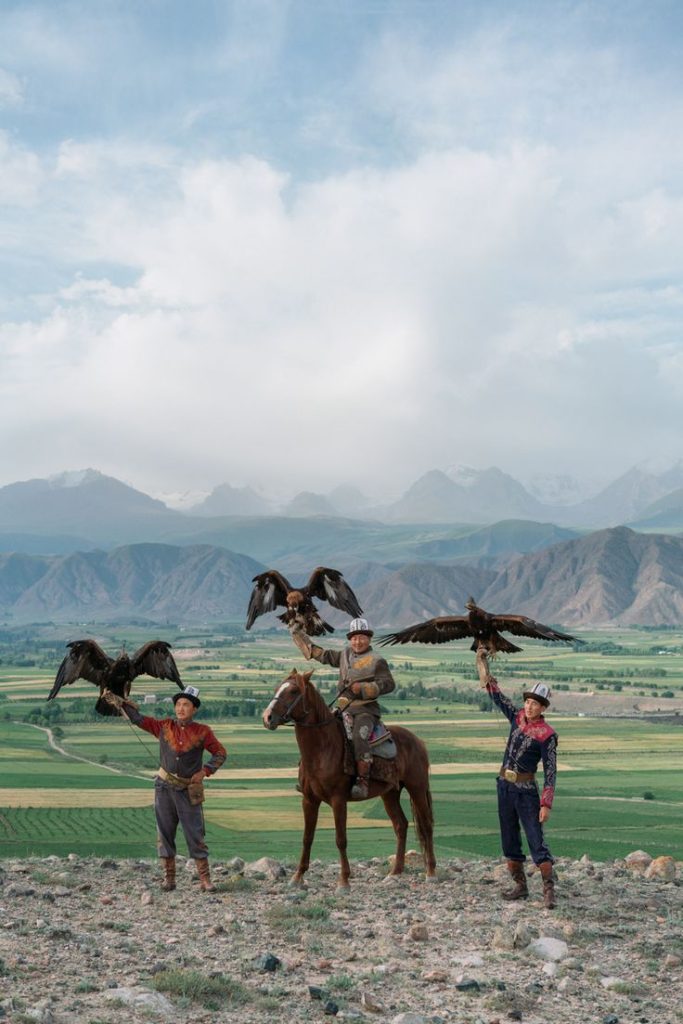 3 orang Kyrgyzstan sedang berburu burung elang