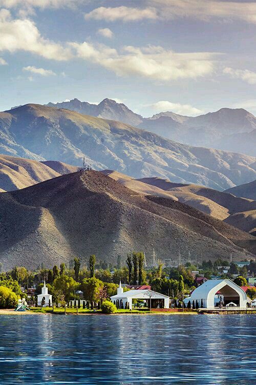 Pemandangan danau Issyk Kul dari danau. Menampilkan pemandangan pegunungan yang ada disekelilingnya