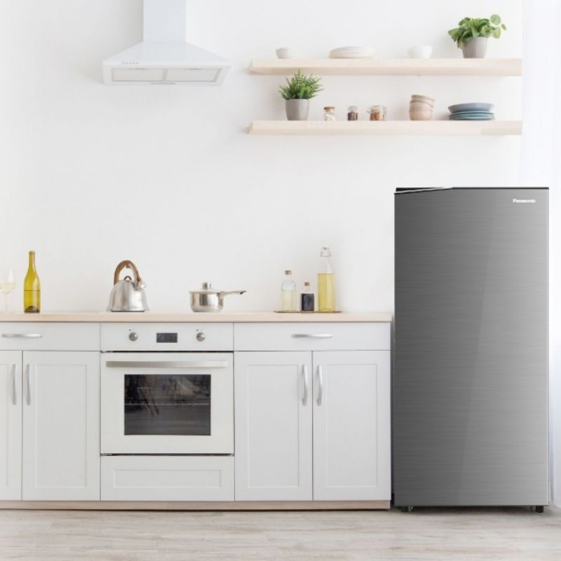 Kulkas 1 pintu Panasonic NR-AF171 warna silver yang elegan dengan konsumsi watt kulkas 1 pintu rendah sebesar 67-80 Watt.