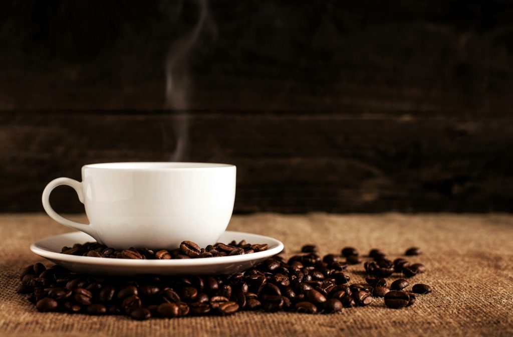 Cangkir dan biji kopi