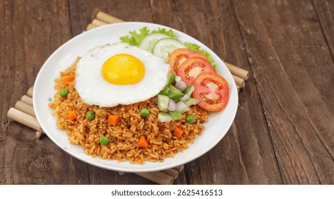 Nasi Goreng rumahan dengan telur, kerupuk, acar, dan irisan mentimun