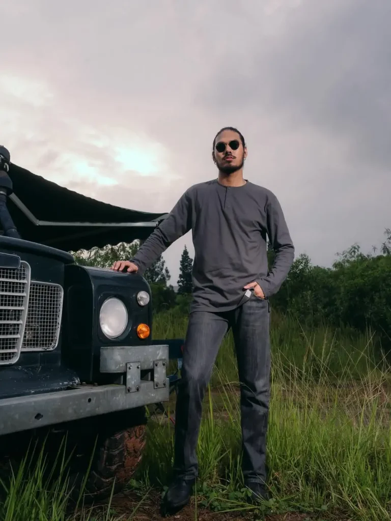 Paduan Denim dan Kaos Abu-abu